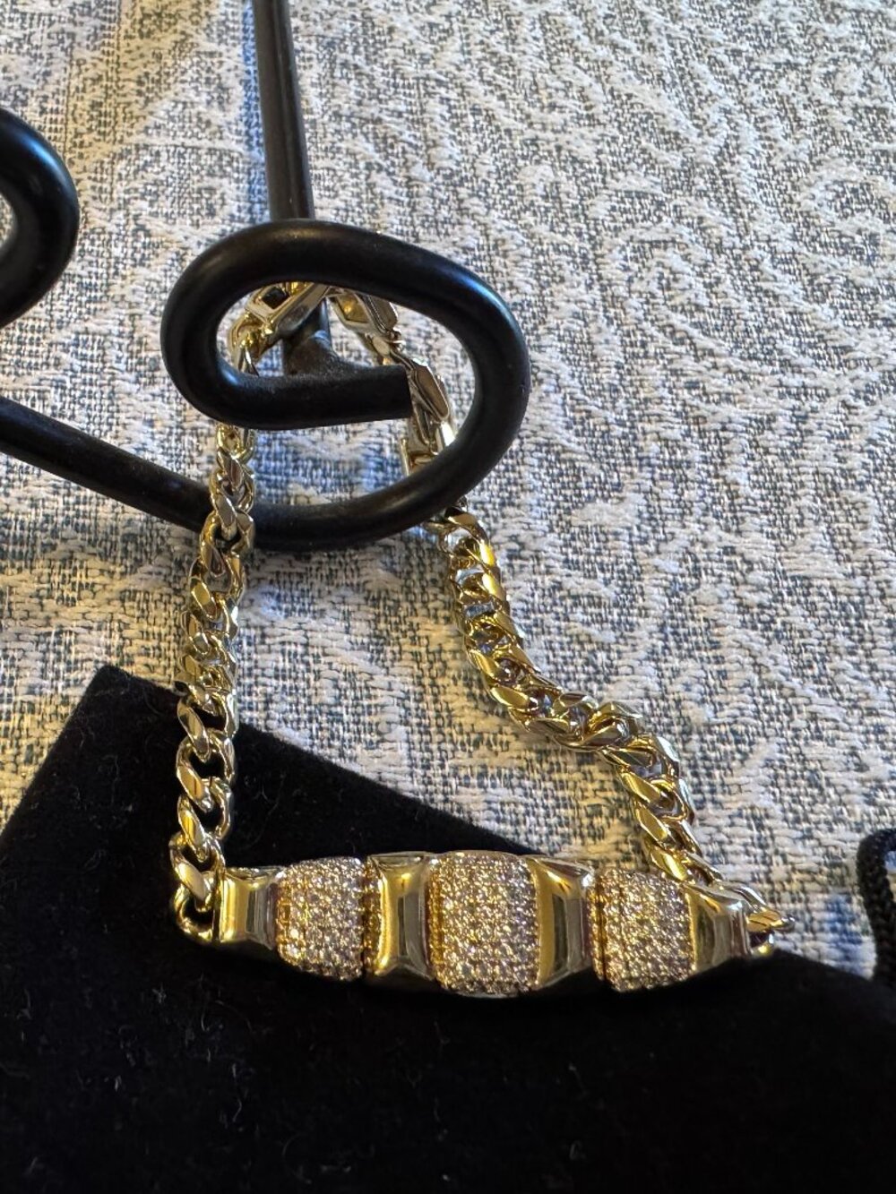 🎁Giftable-NWOT Gold Chunky Cuban Link Iced Out Rhinestone Clasp Bracelet